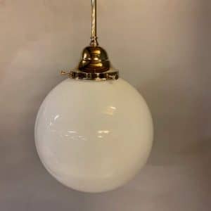 Jan-Best-pendel-hanglamp-messing-met-glazen-bol-stang-mesiing-aalsmeer-nostalgische-verlichting-horeca-verlichting-klassieke-verlichting